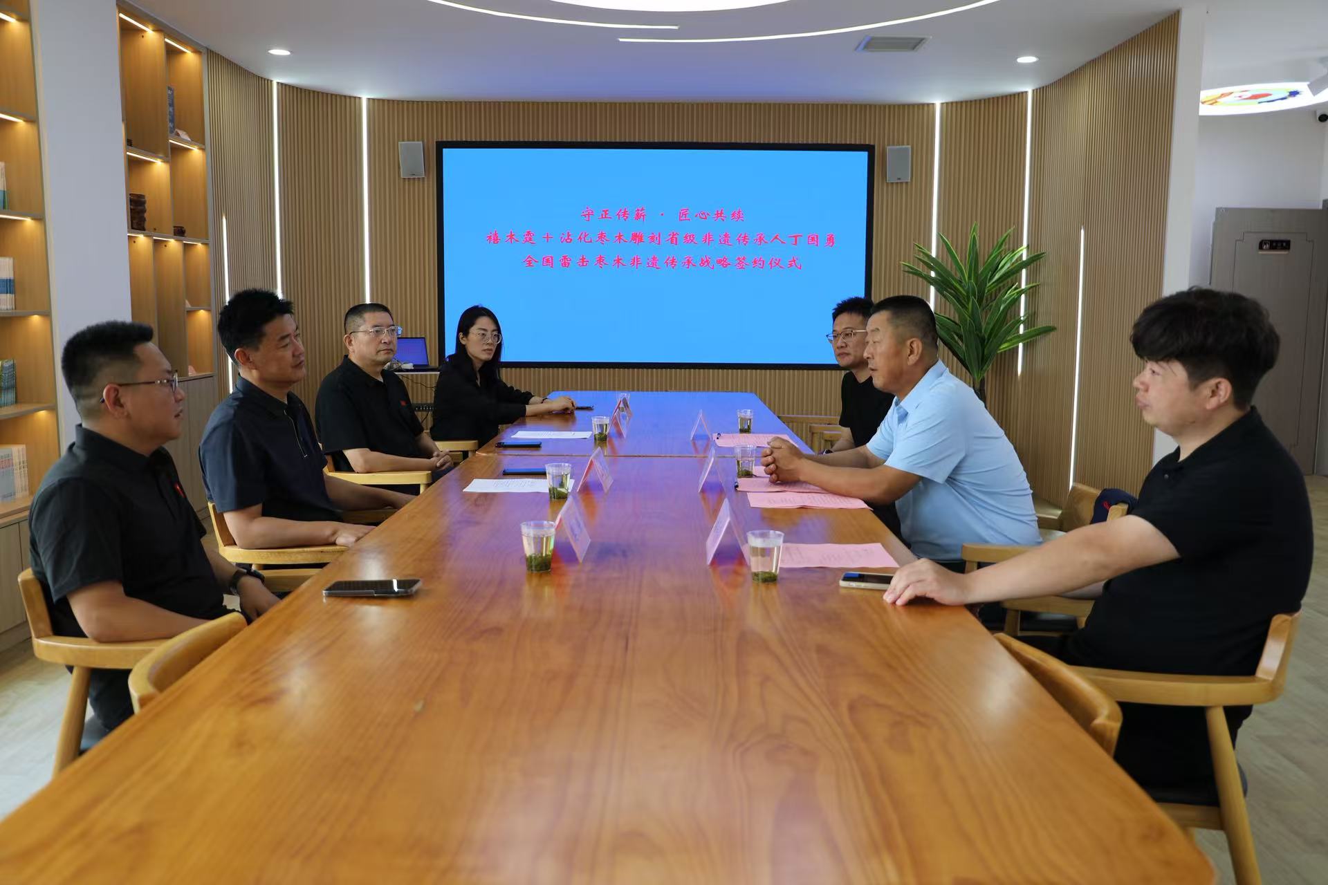 继朱炳仁铜后，禧木霆签约省级非遗丁国勇，以雷击枣木破局文创新赛道