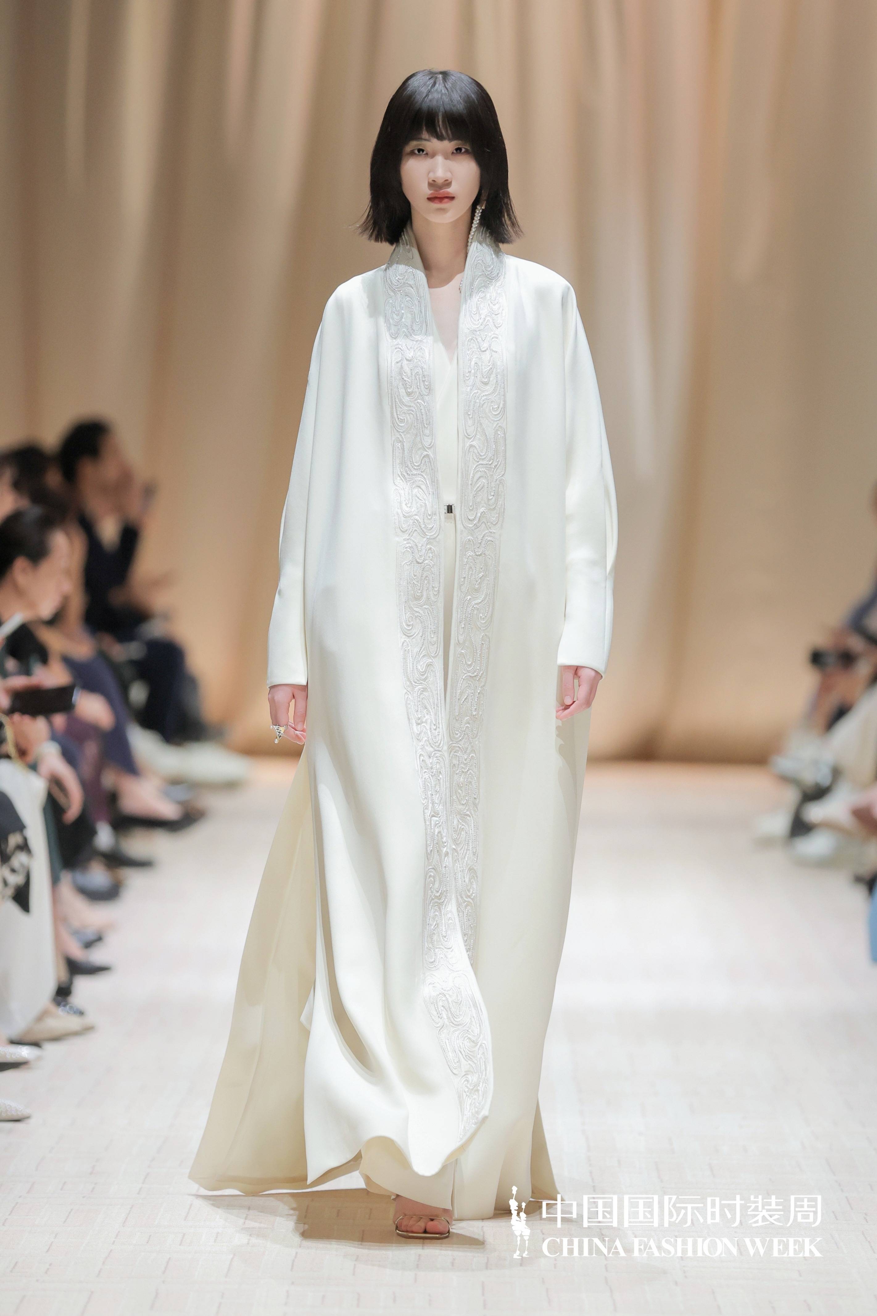 米休缇春夏2025中国国际时装周大秀"见己"主题精彩呈现