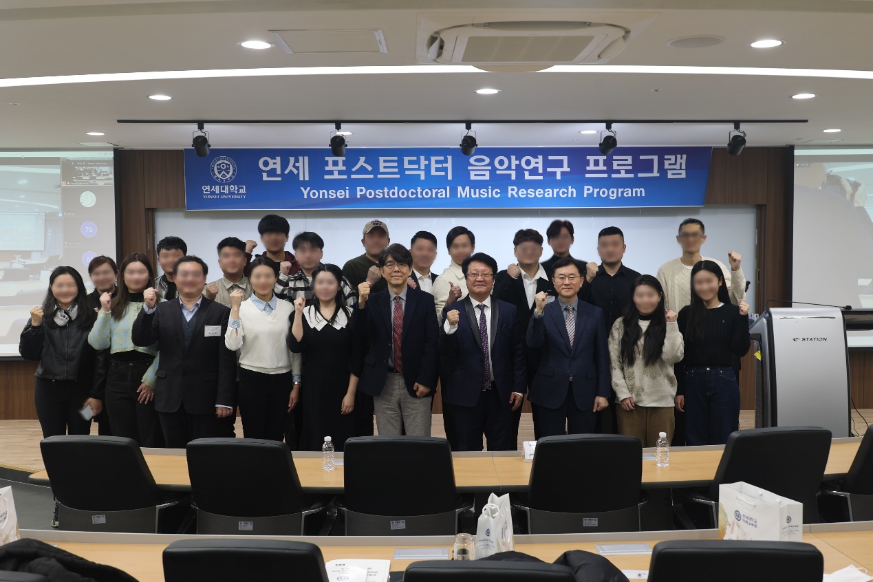 의류, 실내, 사람, 회사이(가) 표시된 사진

AI 생성 콘텐츠는 정확하지 않을 수 있습니다.