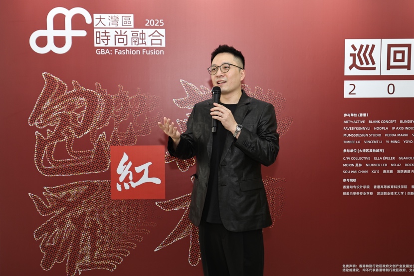 人站在黑板前面

AI 生成的内容可能不正确。