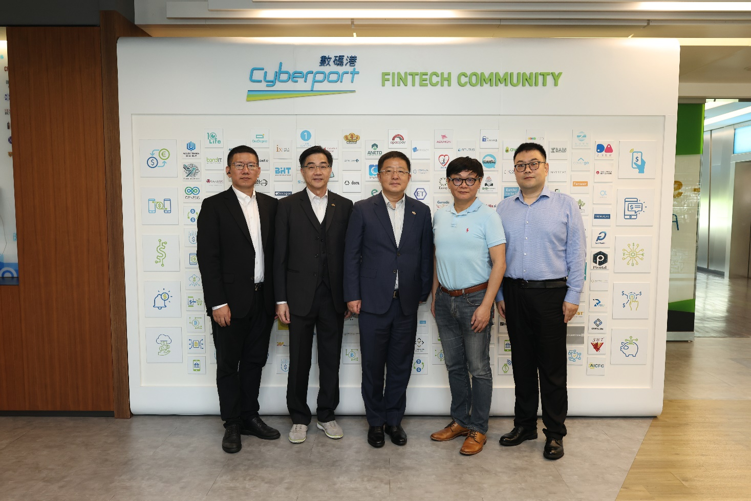 綠地金創代表與宜搜科技代表於香港數碼港合照