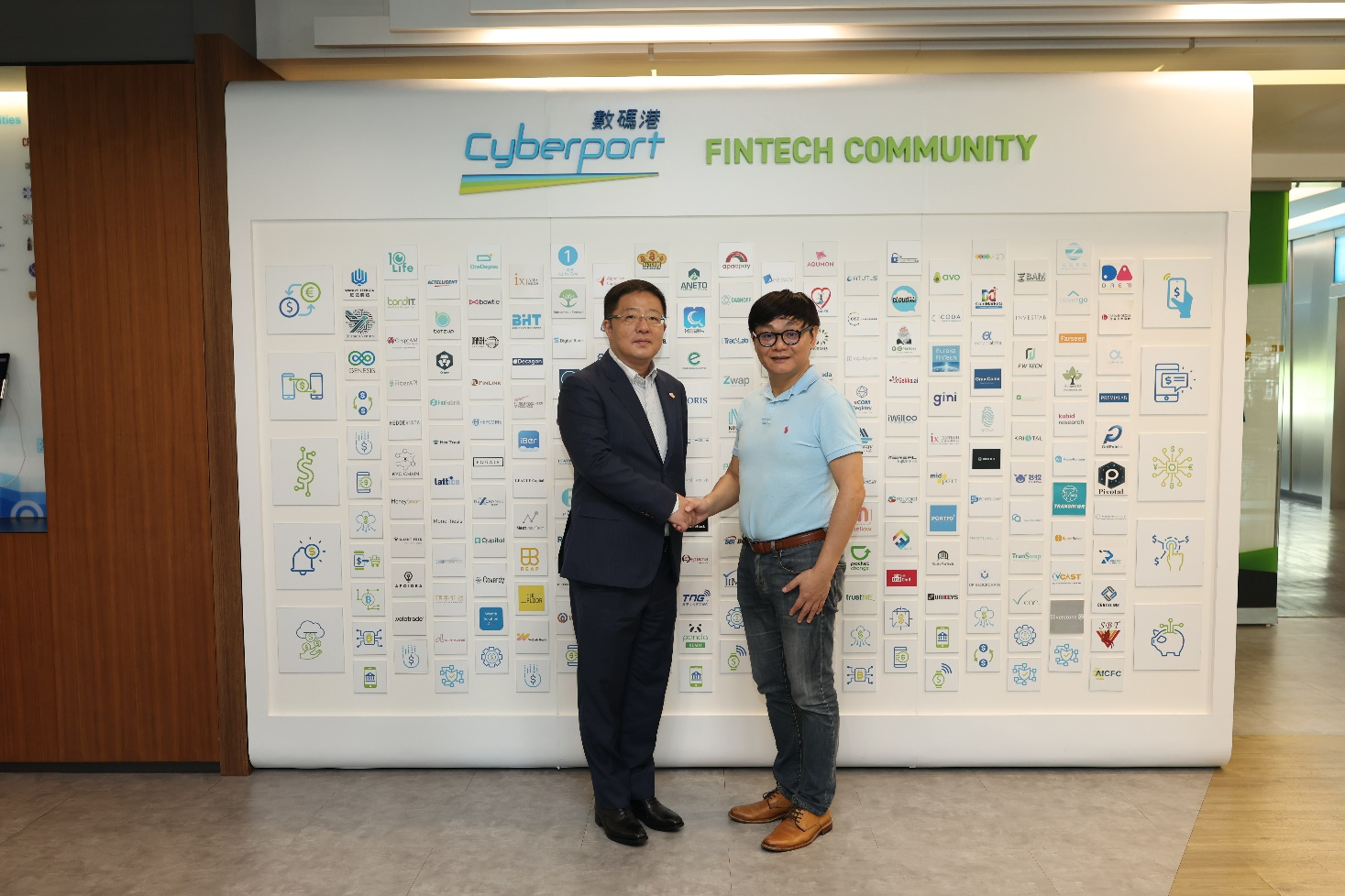 綠地金創CFO與宜搜科技CEO於香港數碼港合照