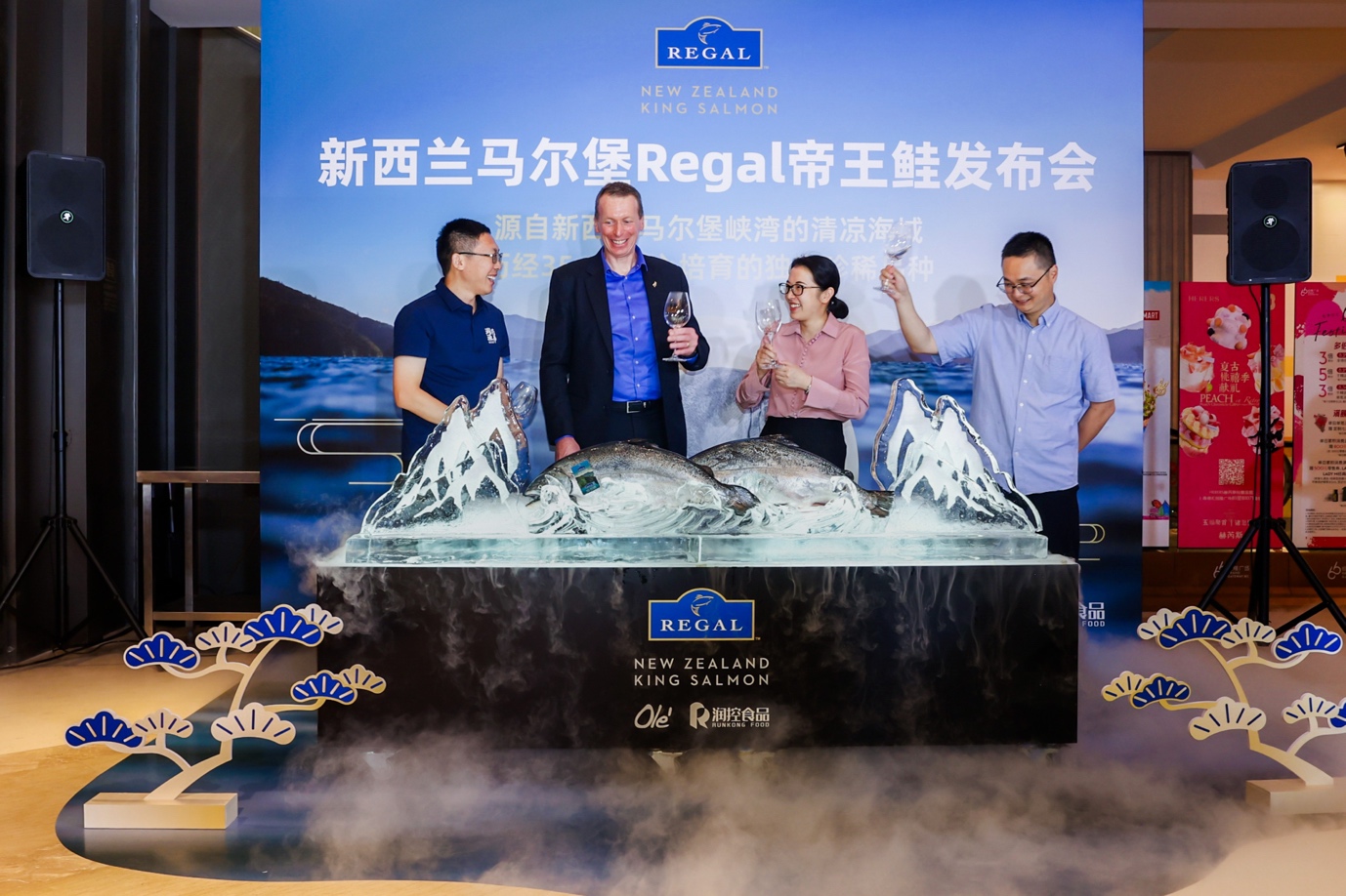 A group of people standing next to a display of fish

AI-generated content may be incorrect.