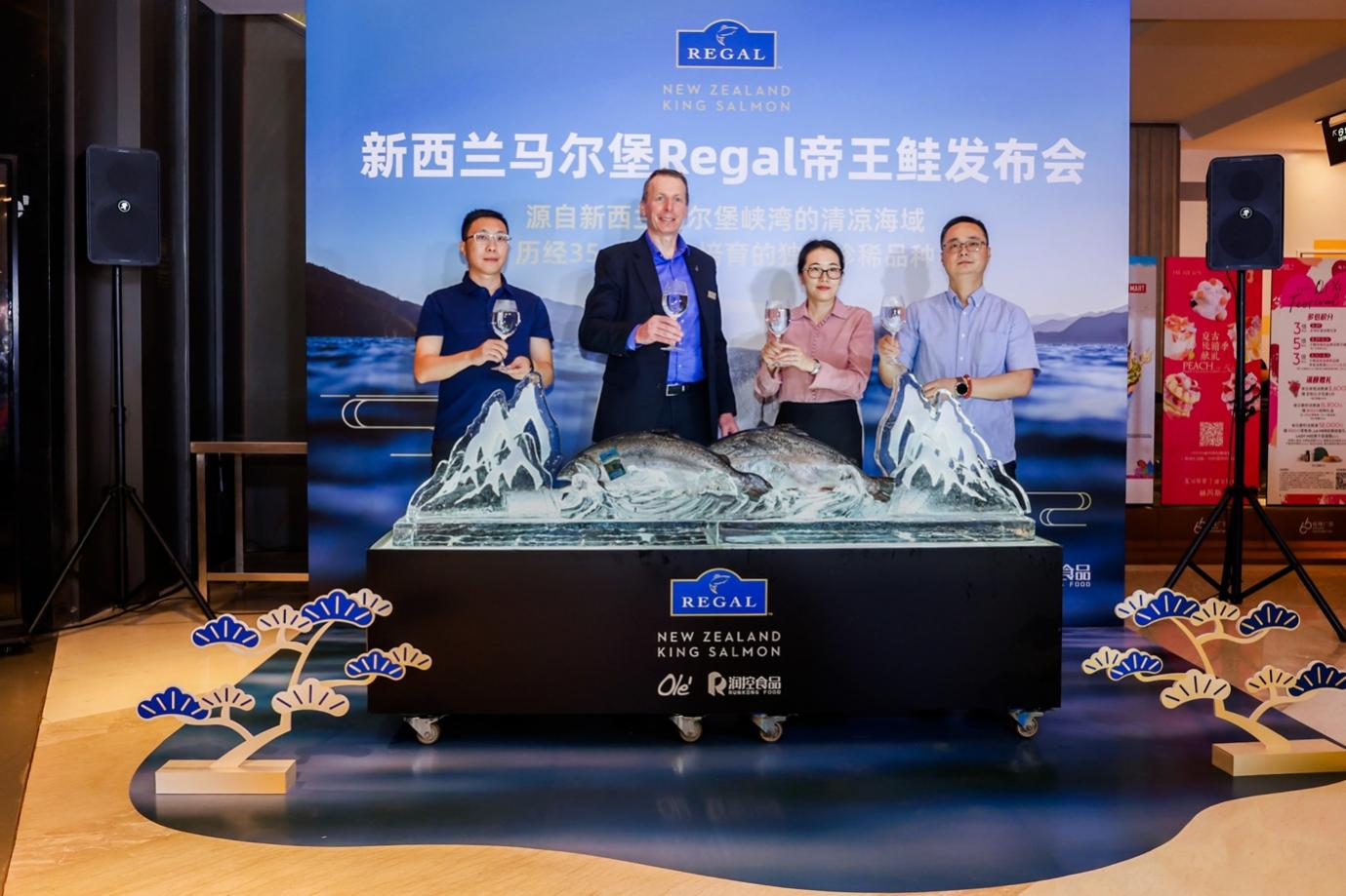 A group of people standing in front of a display of fish

AI-generated content may be incorrect.