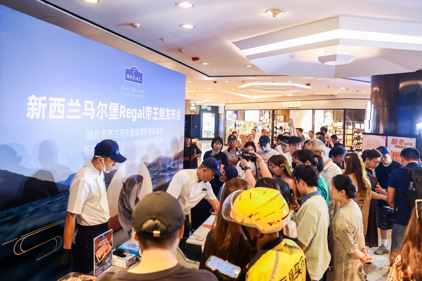 A group of people in a mall

AI-generated content may be incorrect.