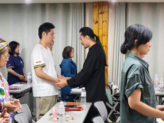一群人正在聊天

AI 生成的内容可能不正确。