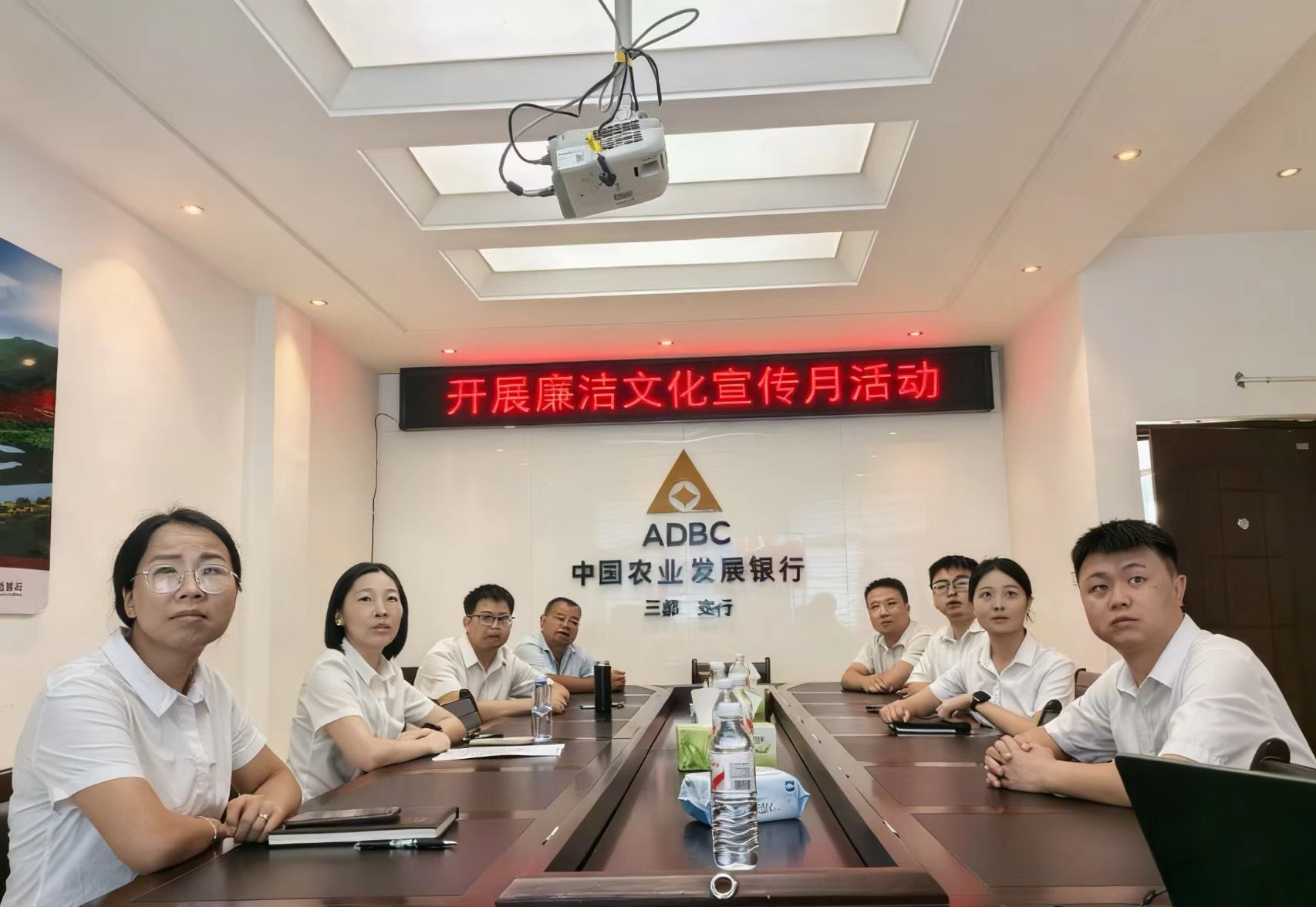 农发行三都县支行组织开展廉洁文化宣传月活动