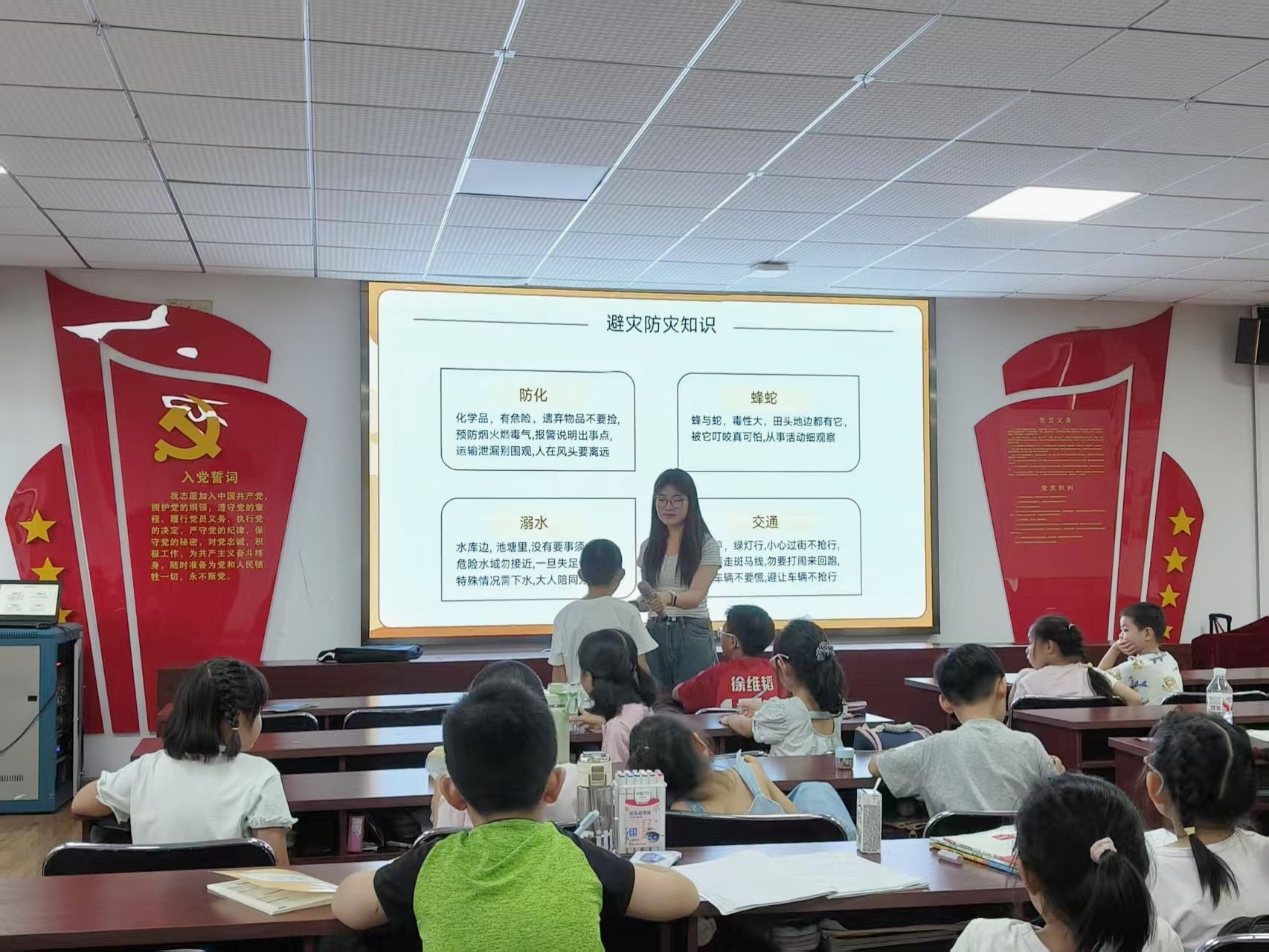 会议室里的人们

AI 生成的内容可能不正确。