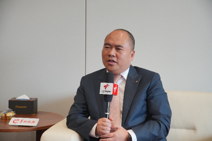 穿着西装笔挺的男子手里拿着东西
AI 生成的内容可能不正确。