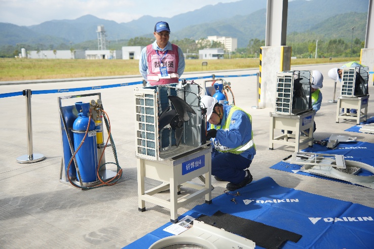图片包含 桌子, 男人, 山, 小
AI 生成的内容可能不正确。