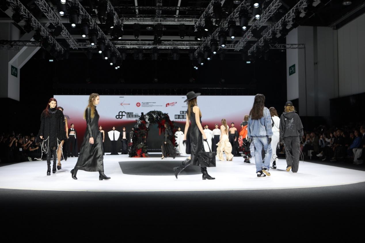 图片包含 室内, 男人, 前, 站
AI 生成的内容可能不正确。