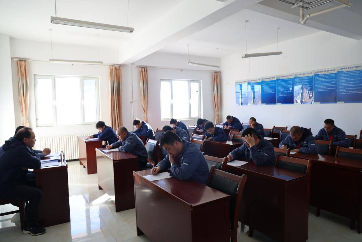 西部能源开展光学瓦斯检定器技术比武 (3)