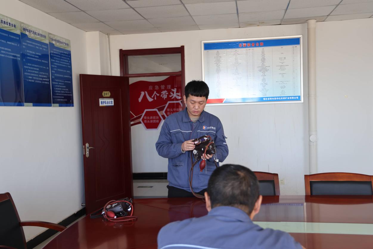 西部能源开展光学瓦斯检定器技术比武 (1)