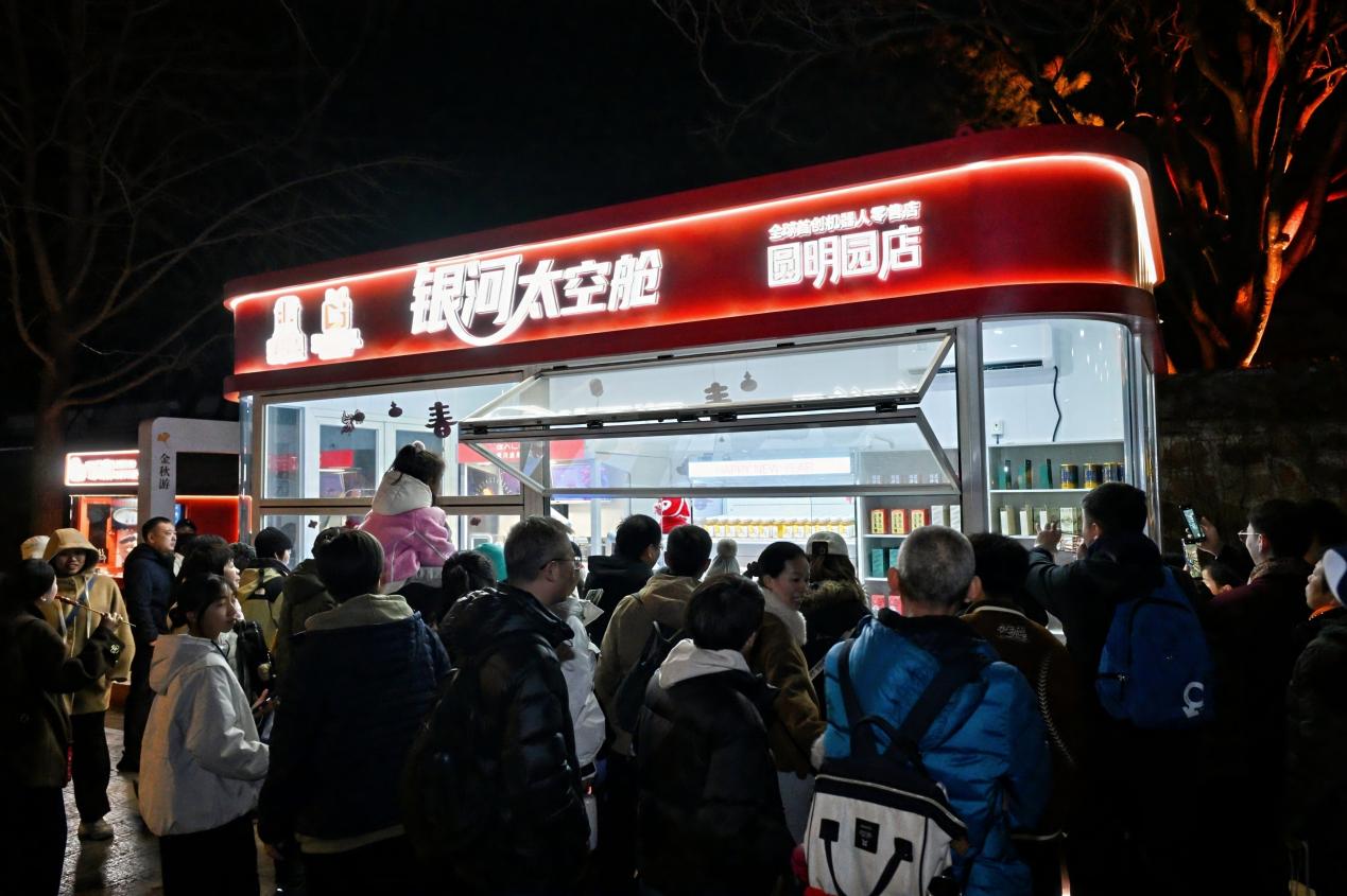 一群人站在巴士前
AI 生成的内容可能不正确。