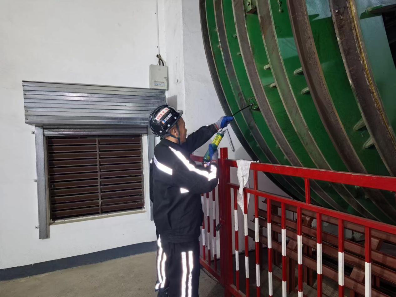 西部能源精细开展导向轮润滑保养 筑牢设备安全运行防线(图1) 西部能源精细开展导向轮润滑保养 筑牢设备安全运行防线 (1)