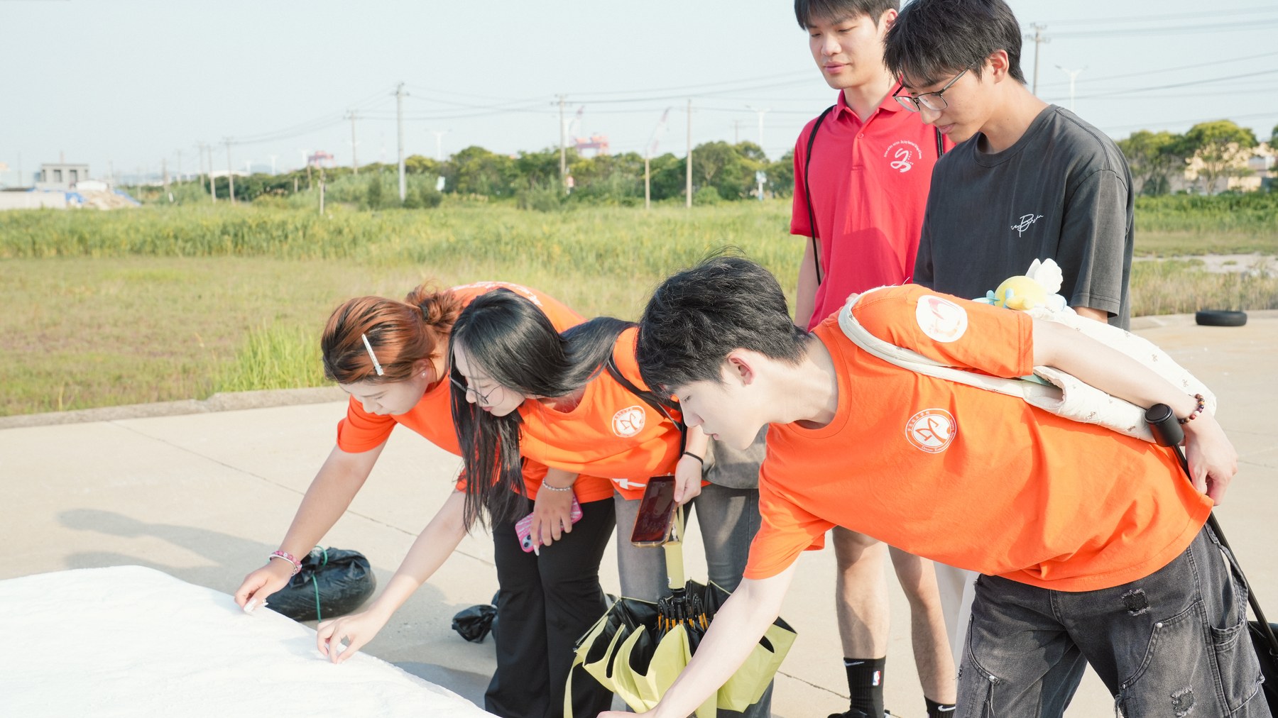 大学生团队在盐田近距离观察盐晶